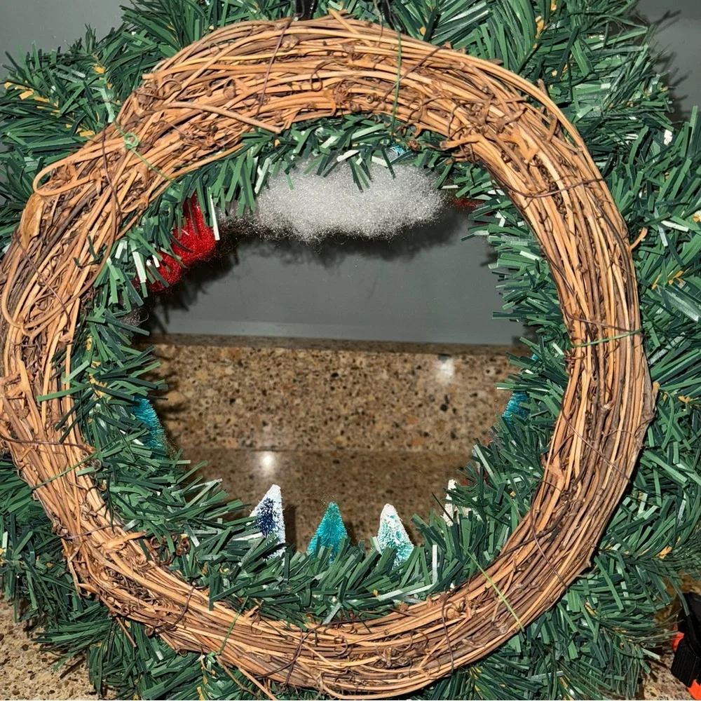 🎄 16 inch Christmas Village Bottlebrush Tree Wreath